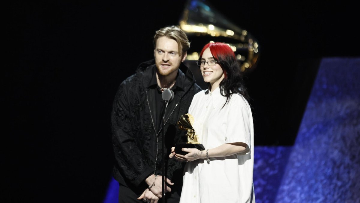 FINNEAS y Billie Eilish aceptan el premio “Canción escrita para medios visuales” por 'What Was I Made For?', en la ceremonia de estreno de la 66ª edición de los Premios Grammy, este 4 de febrero de 2024.