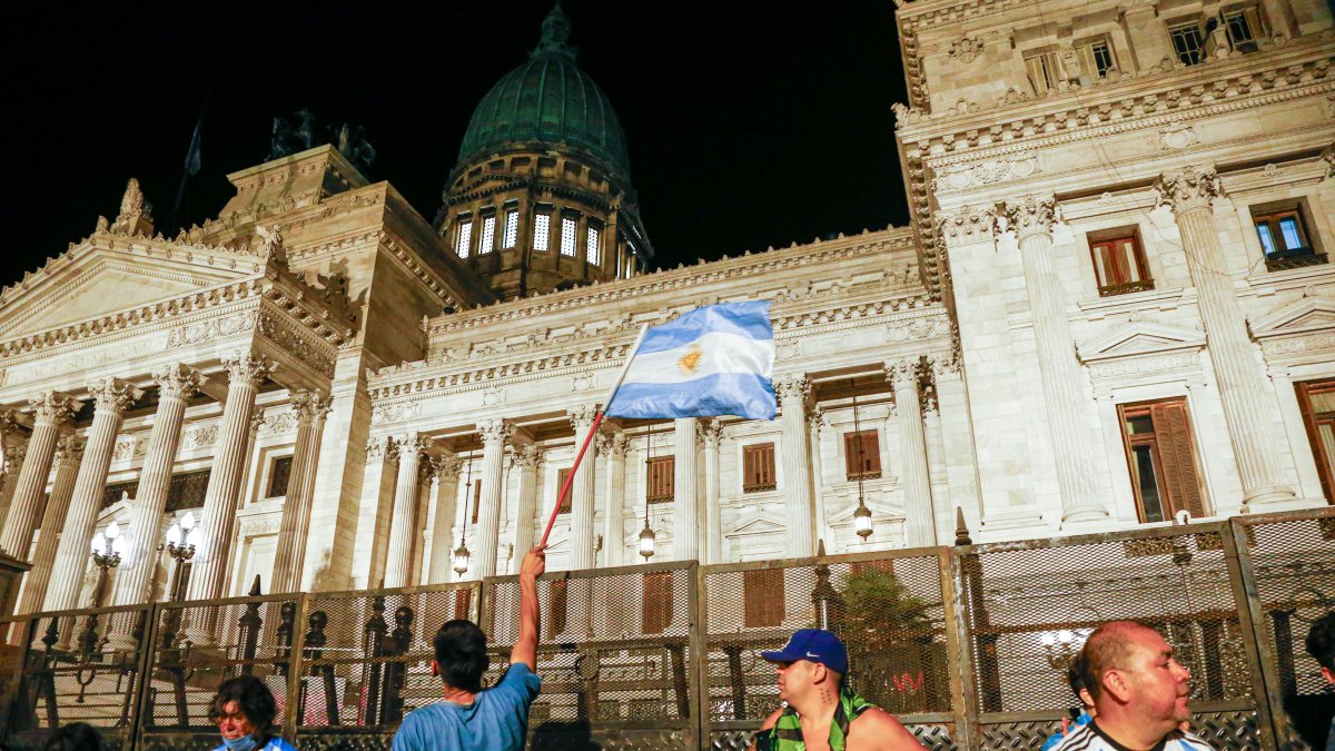 Buenos Aires. Varias personas protestan frente al Congreso.