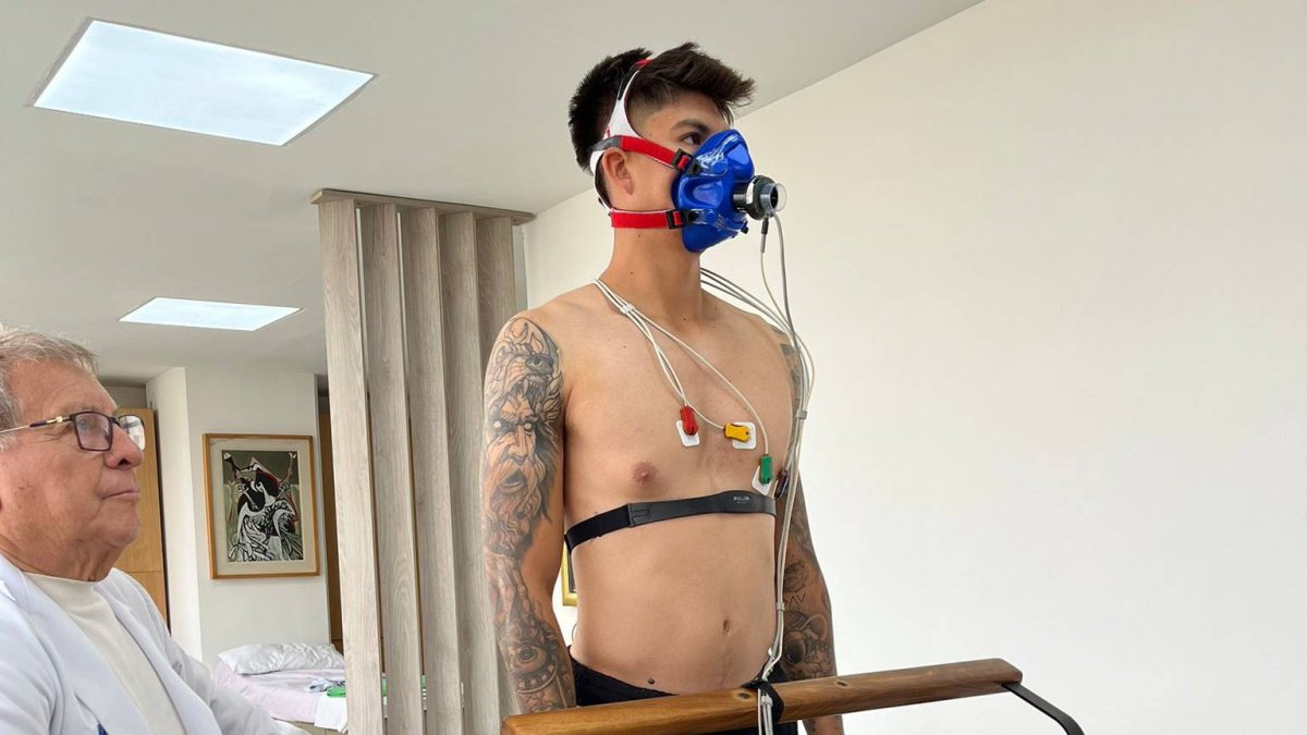 El volante Gabriel Villamil cumplió con las revisiones médicas de Liga de Quito.