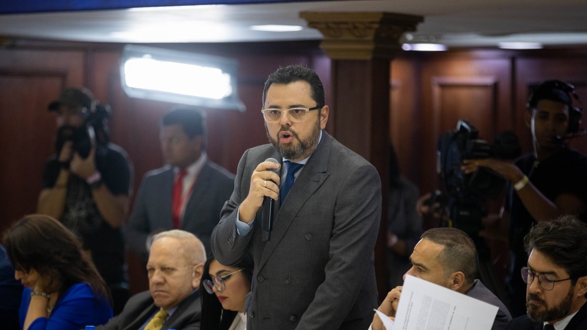 El presidente del partido Alianza Lápiz Antonio Ecarri participa en una reunión entre Asamblea Nacional con representantes de partidos políticos hoy, en Caracas (Venezuela).