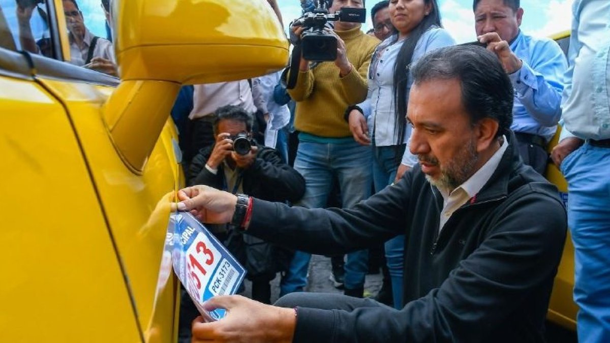 A 500 prestadores del transporte comercial en el Distrito Metropolitano de Quito se les colocó el adhesivo de identificación.