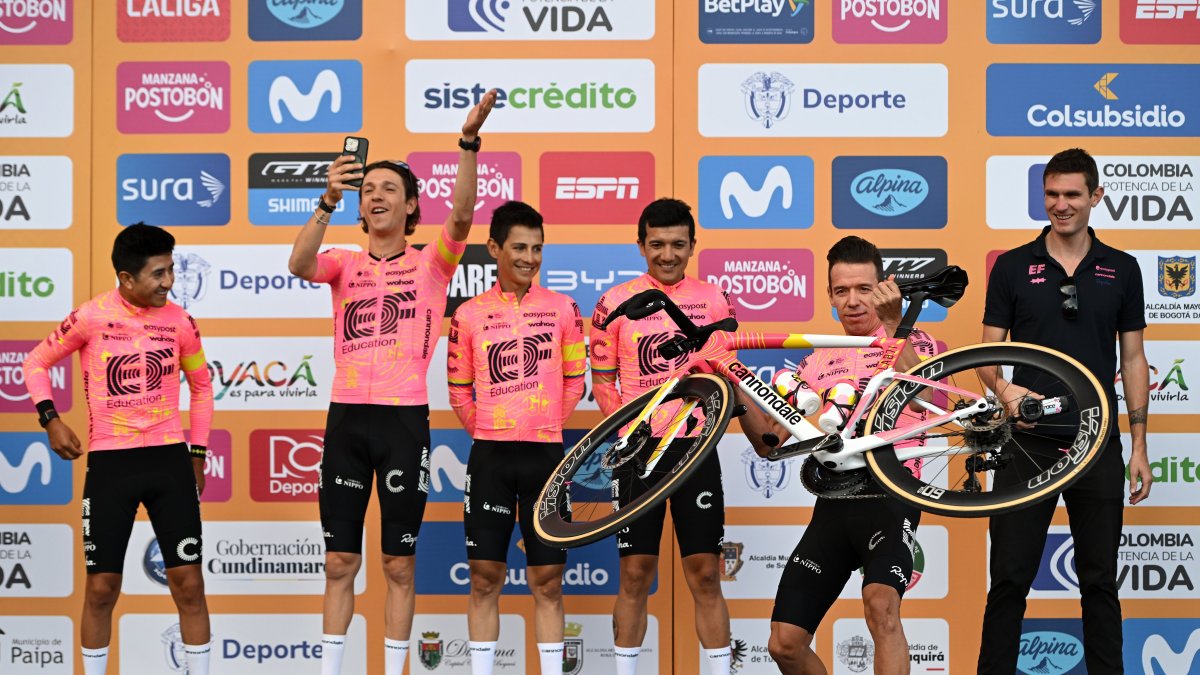 Alexander Cepeda (i) y Richard Carapaz (segundo desde la derecha) forman parte del equipo EF Education-EasyPost.