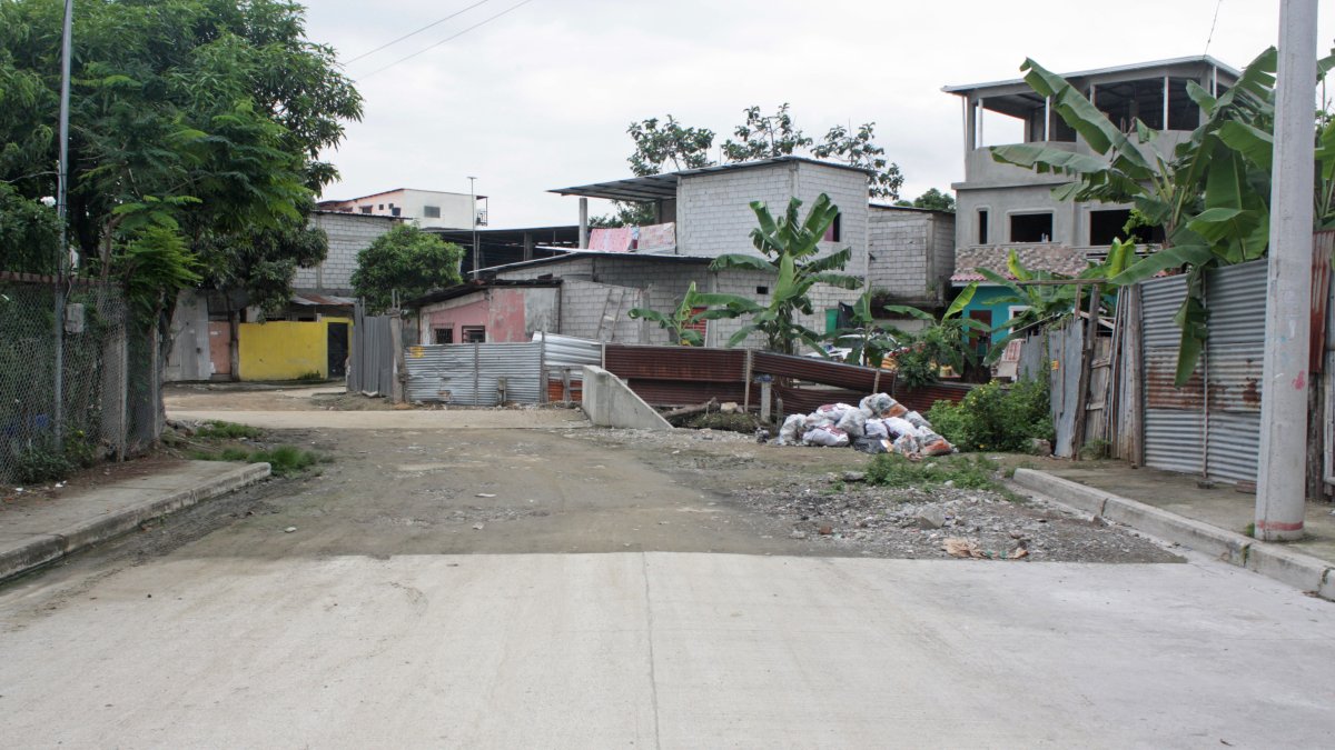 Estado. En invierno la gente denuncia que es imposible cruzar la vía.