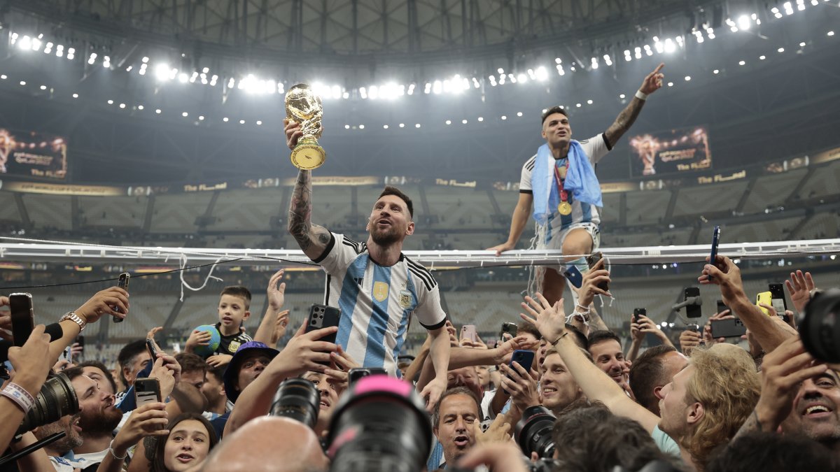 Messi levanta el título mundial, tras coronarse en Qatar 2022.