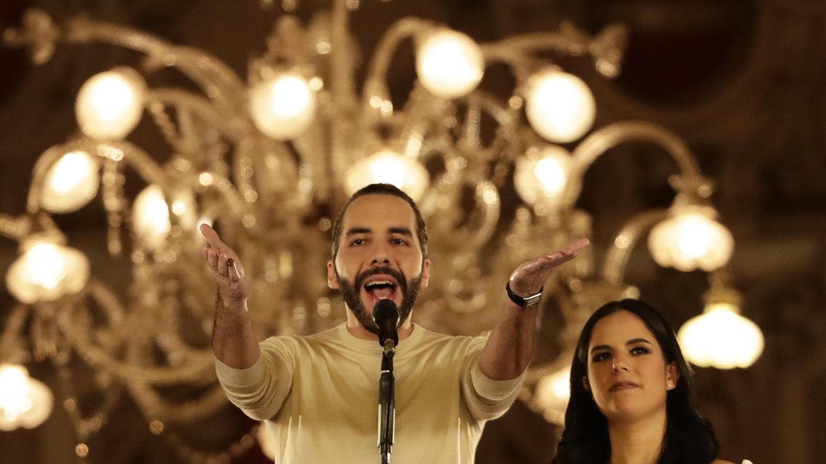 El actual presidente y ganador de la reelección de El Salvador, Nayib Bukele, habla desde el Palacio Nacional junto a su esposa Gabriela Rodríguez de Bukele, en San Salvador (El Salvador).