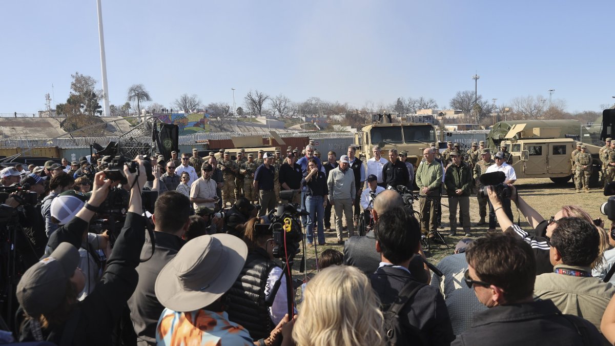 El gobernador del estado de Texas (EE.UU.), Greg Abbott (c-d), fue registrado este domingo, 4 de febrero de 2024, durante una conferencia de prensa, en Eagle Pass (Texas, EE.UU.).