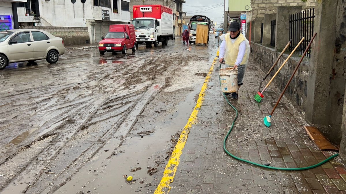 Con escobas y baldes los moradores trataban de limpiar el lodo que se formó