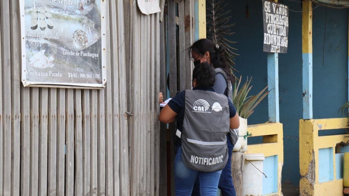 Campo. Funcionarios del CNE realizan notificación a miembros de mesa.