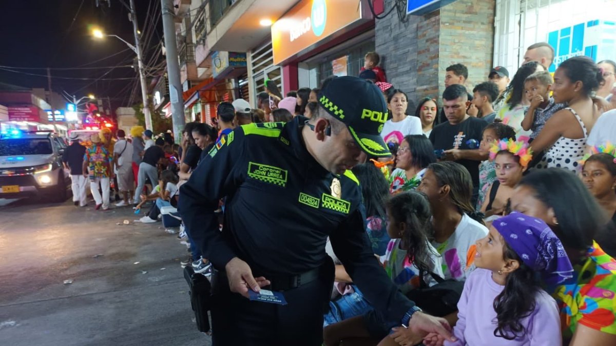 El comandante de la Policía del Atlántico, coronel John Jairo Urrea, en una actividad comunitaria el domingo 4 de febrero de 2024.