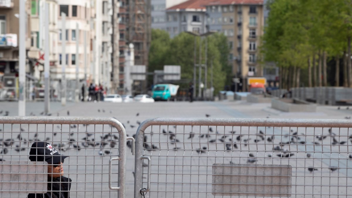 Una mujer policía monta guardia en un control en Estambul.