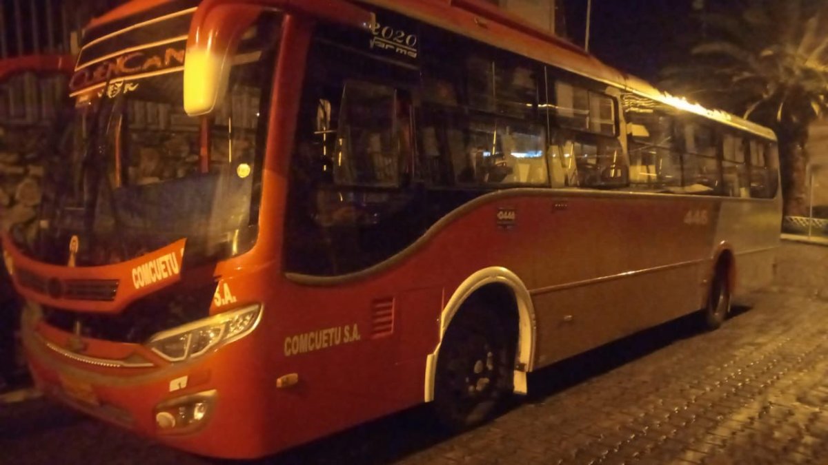 El conductor de un bus urbano invadió carril y se impactó contra un vehículo de la zona.
