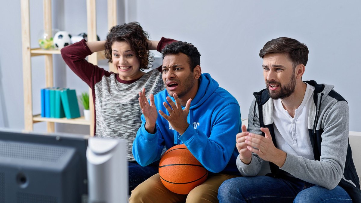 Los programas deportivos complementan la experiencia con análisis expertos y cobertura exhaustiva.