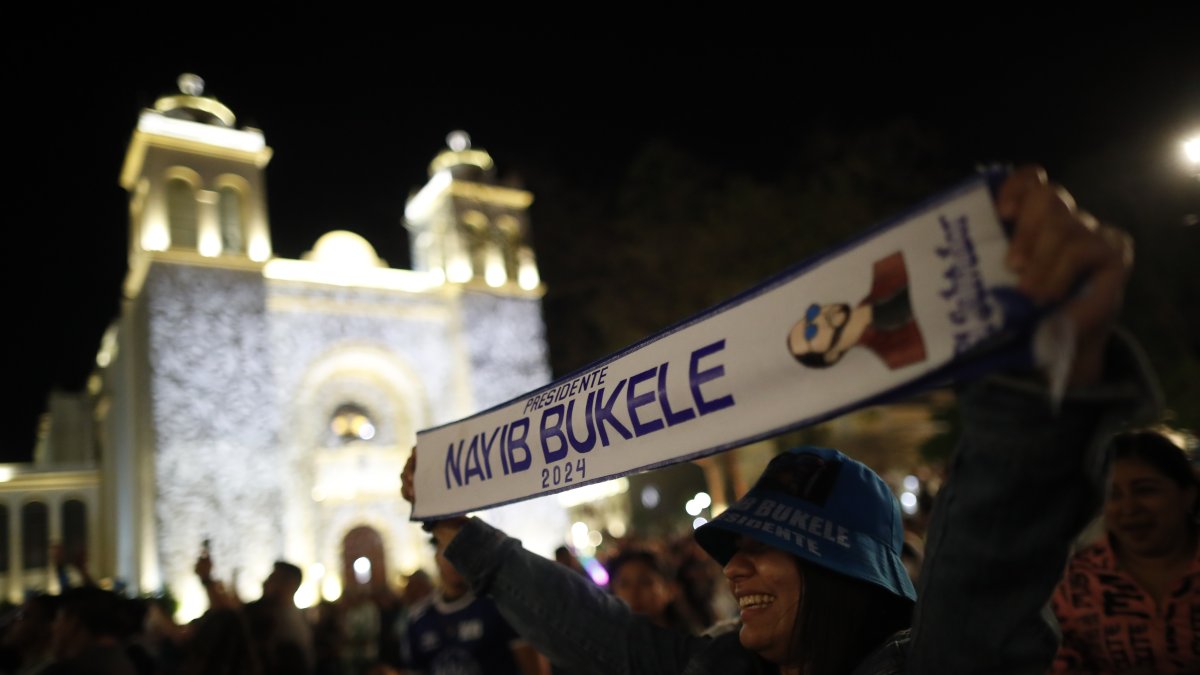 Seguidores del actual presidente y candidato a la presidencia de El Salvador, Nayib Bukele, se reúnen a las afueras del Palacio Nacional, tra conocerse los resultados en San Salvador (El Salvador).
