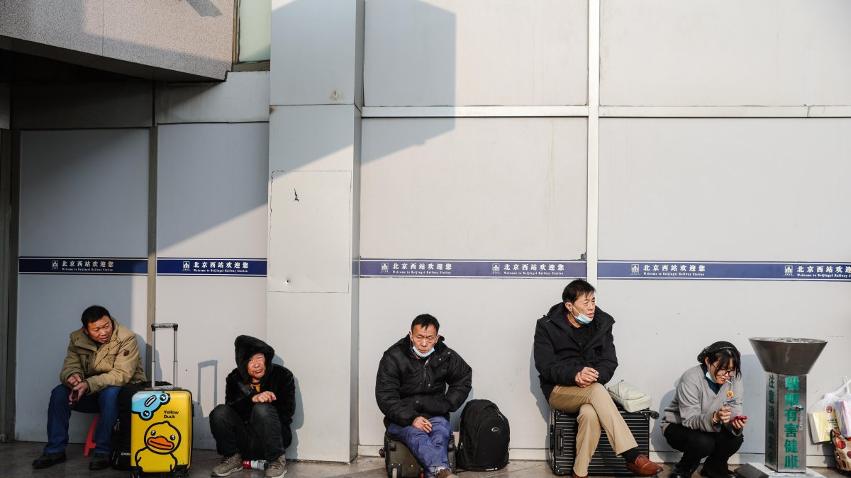 Viajeros en la estación de trenes de Pekín.