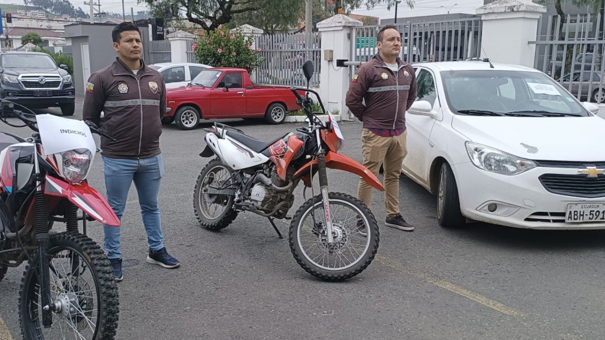Los indicios que se presentaron sin un vehículos, dos motos, dos armas de fuego y municiones.