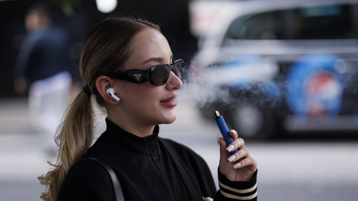 Una mujer utiliza un vapeador