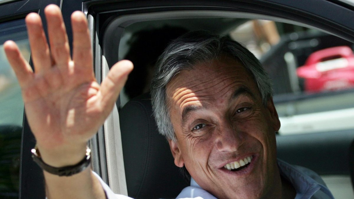 Fotografía de archivo fechada el 14 de enero de 2006 del expresidente chileno Sebastián Piñera (2010-2014, 2018-2022) durante un acto de campaña en Santiago (Chile).