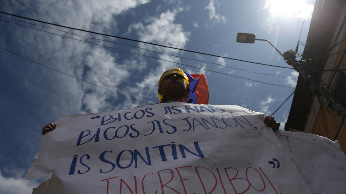 Manifestantes ecuatorianos en una protesta contra el posible incremento del impuesto del IVA del 12 % al 15 % que estudiaba y rechazó la Asamblea Nacional.