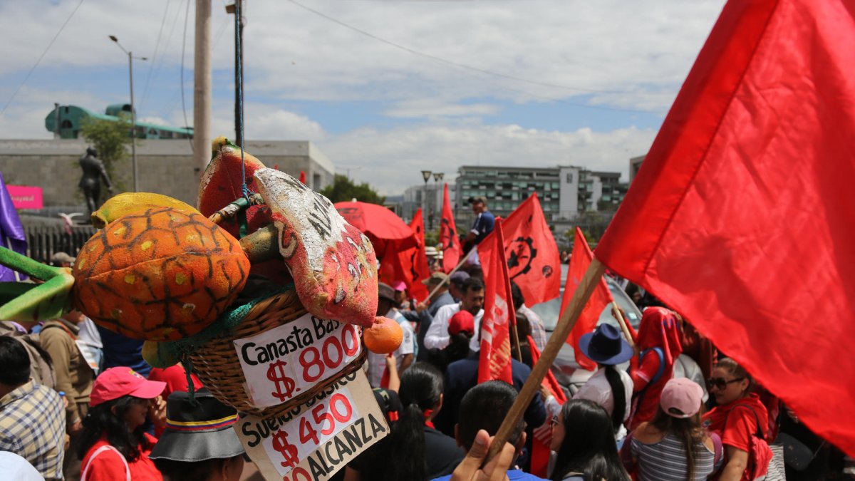Manifestantes ecuatorianos en una protesta contra el posible incremento del impuesto del IVA del 12 % al 15 % que rechazó la Asamblea.
