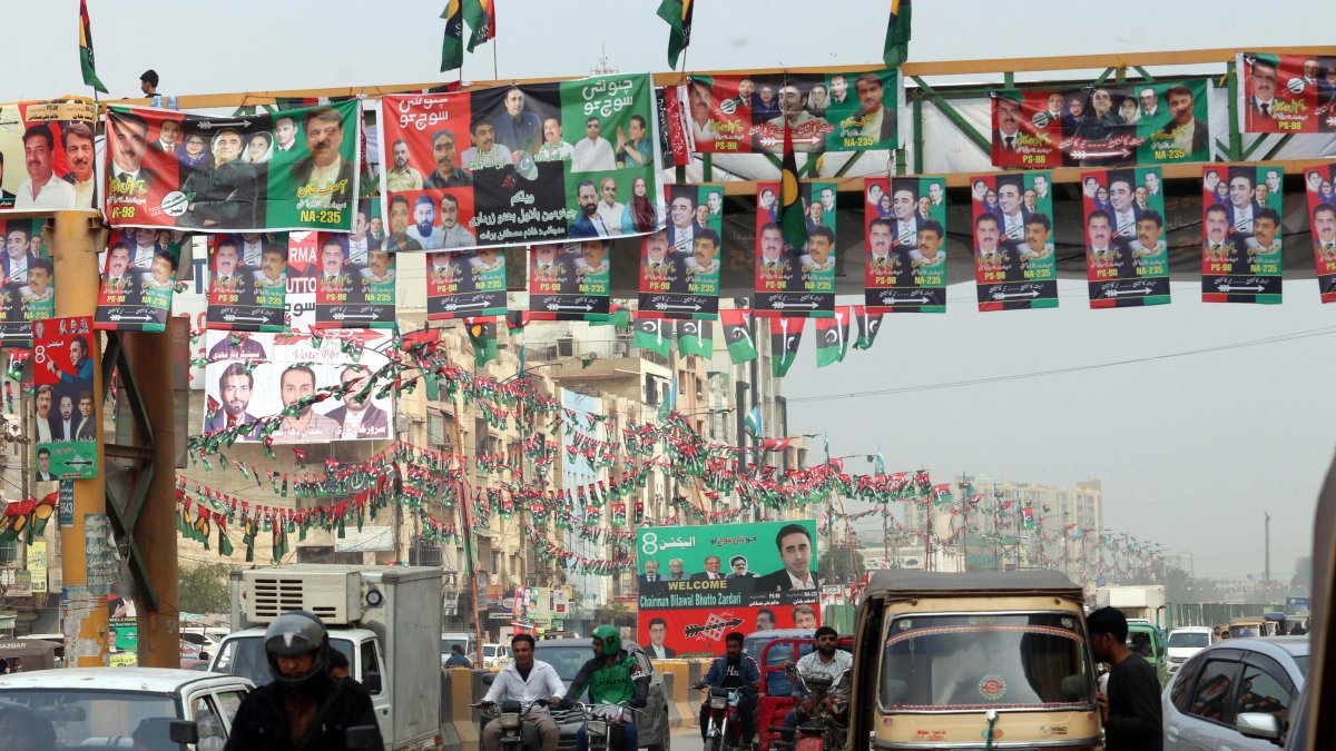 Carteles electorales y pancartas del Partido Popular de Pakistán (PPP) se exhiben antes de las elecciones generales en Karachi, Pakistán, el 06 de febrero de 2024.