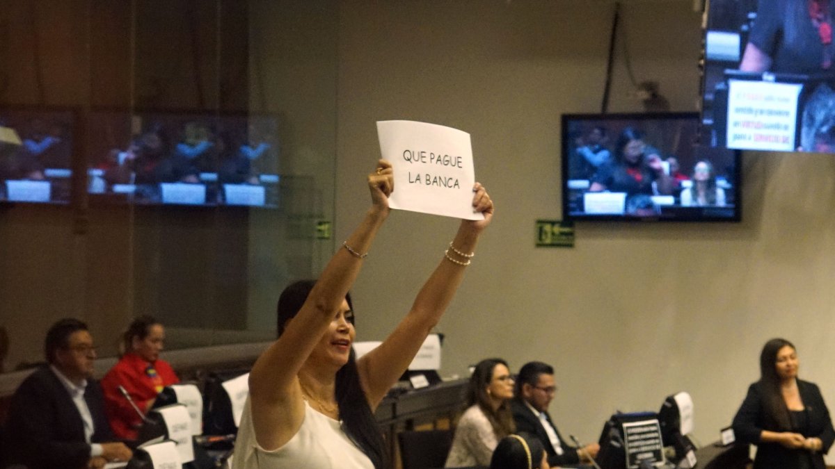 La bancada del correísmo defendió su postura de que la banca y los empresarios aporten a la guerra.