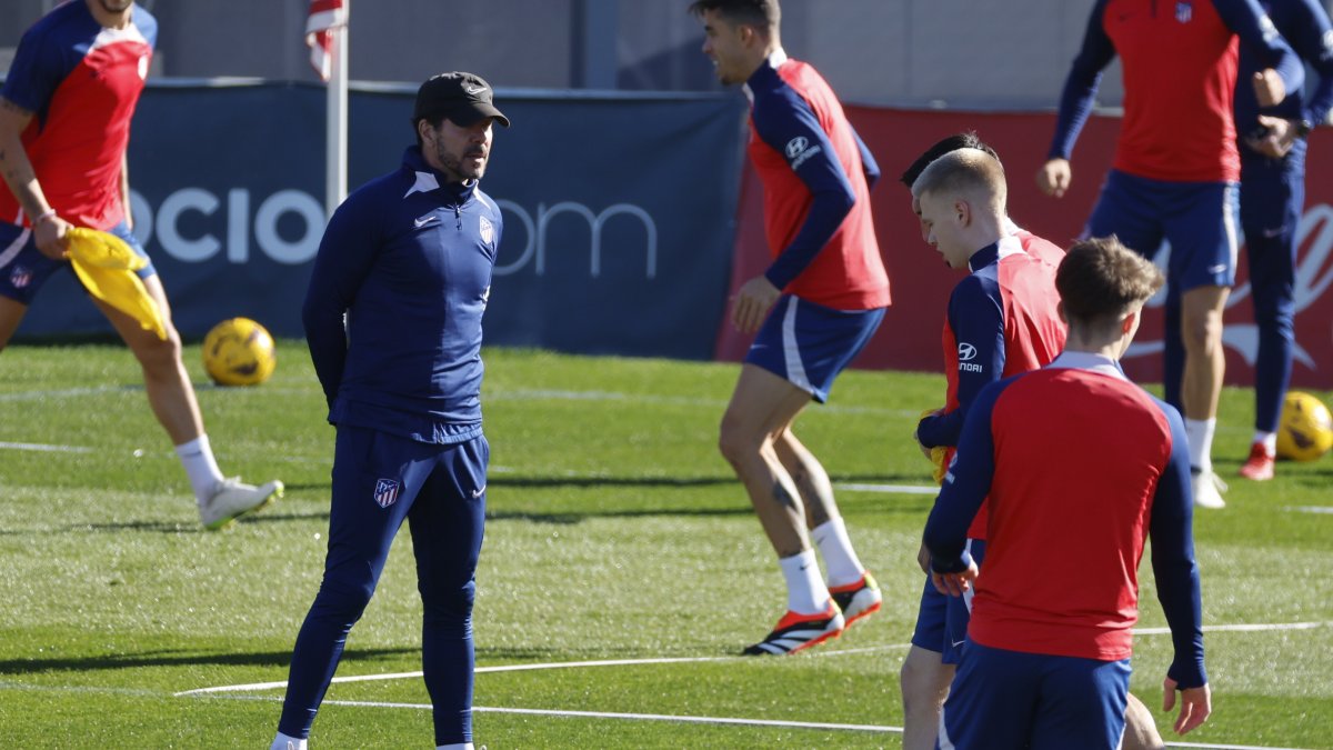 El entrenador del Atlético de Madrid, Diego Pablo Simeone (i), en uno de los entrenamientos en la ciudad deportiva del club en Majadahonda.