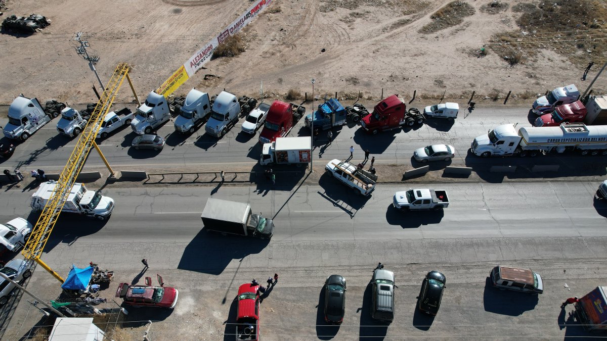 Fotografía aérea de transportistas mientras bloquean una avenida en Ciudad Juárez (México).