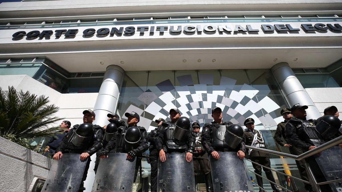 Fotografía de archivo en la que se registró a un escuadrón de policías, al custodiar la entrada principal de la Corte Constitucional de Ecuador, en Quito (Ecuador).