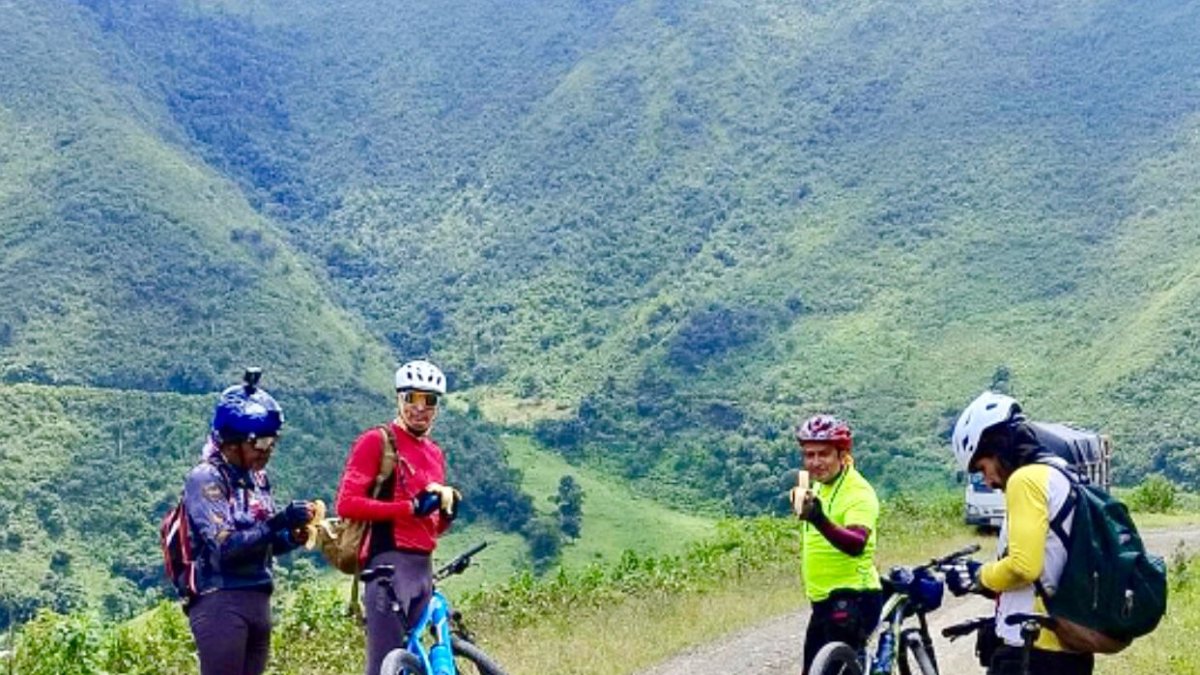 Los audaces ciclistas en pleno descanso durante la ruta.