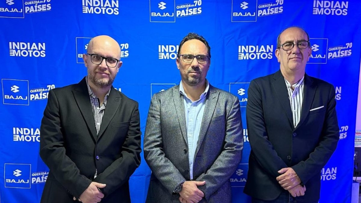 Representantes de la firma Bajaj durante la presentación de la Pulsar N250.