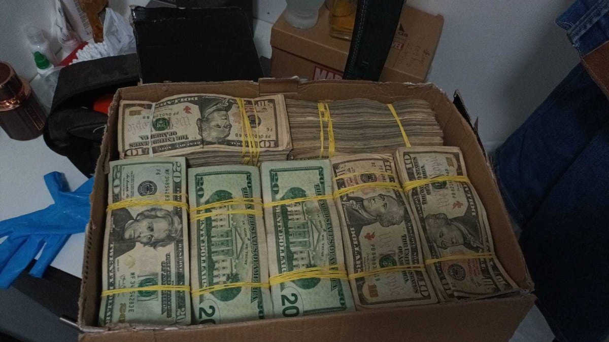 Identificación. Hasta el cierre de esta nota, se siguió contando el dinero incautado, que se estimaba que podía llegar al millón de dólares.