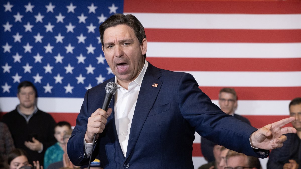 El gobernador de Florida, Ron DeSantis, en una de sus actividades recientes, como aspirante a la candidatura para las presidenciales de EE. UU.