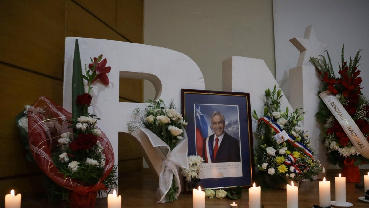 Militantes de Renovacion Nacional encienden velas en la sede del partido en apoyo al expresidente de Chile Sebastían Piñera hoy, en Santiago (Chile).