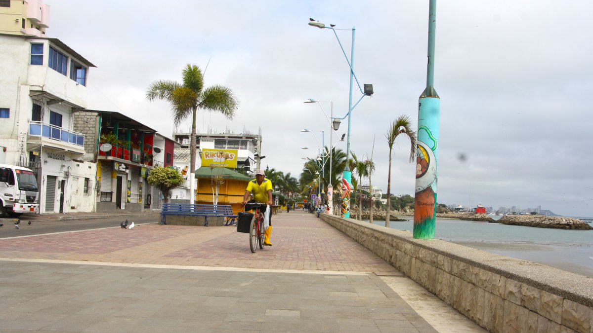 Malecón. De lunes a jueves, el malecón de La Libertad es un espacio tranquilo al que, a juicio de las familias, le urgen más quioscos y espacios de entretenimiento que atraiga al visitante.