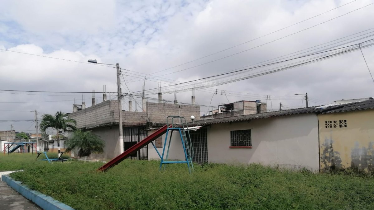 Estado. La maleza incluso ha cubierto los juegos para niños.