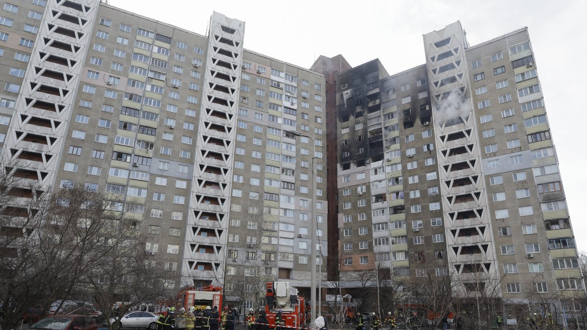 Un edificio dañado por la caída de escombros de un misil ruso derribado tras un ataque con misiles matutino en Kiev (Kiev), Ucrania, el 07 de febrero de 2024, en medio de la invasión rusa.