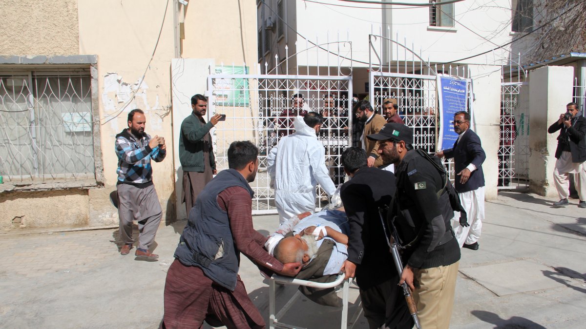 Hombre herido en la explosión en las afueras de la oficina de campaña de la localidad de Pishin.