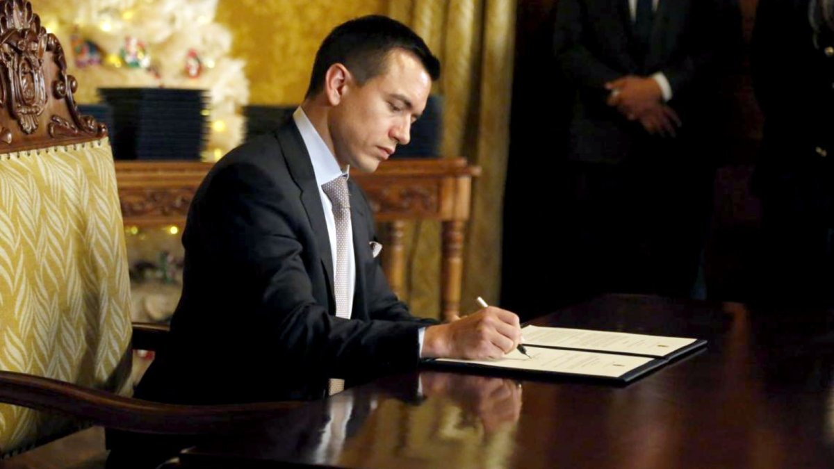 El presidente Noboa firmó el veto al proyecto de Ley para Enfrentar el Conflicto Interno este 6 de febrero de 2024.