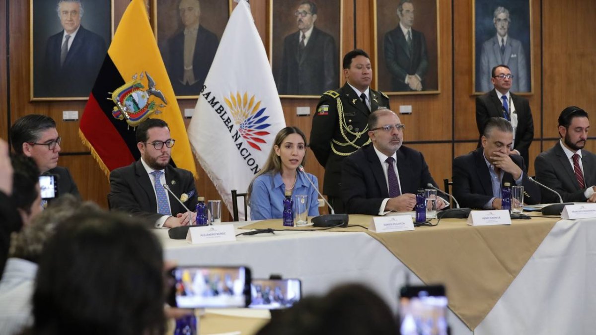 La ministra de Producción, Sonsoles García, exministros de la misma cartera de Estado y el presidente de la Asamblea, Henry Kronfle, en conversatorio este 7 de febrero de 2024.