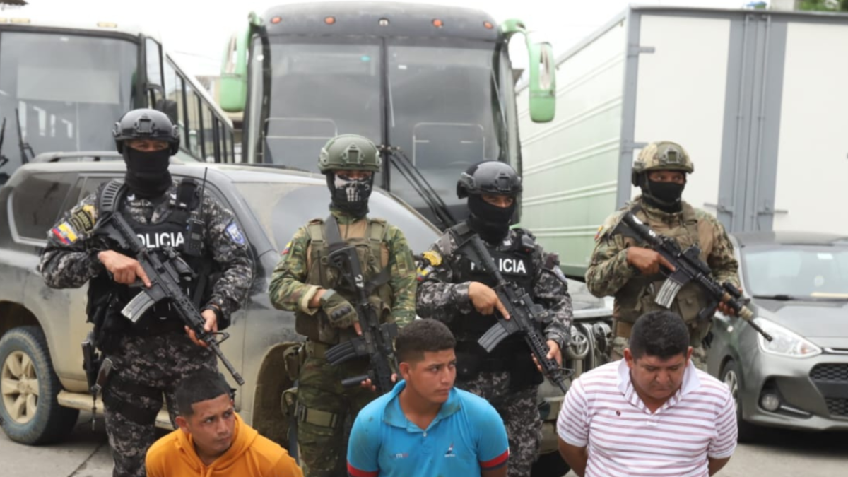 La Policía presentó a los detenidos y las evidencias incautadas.