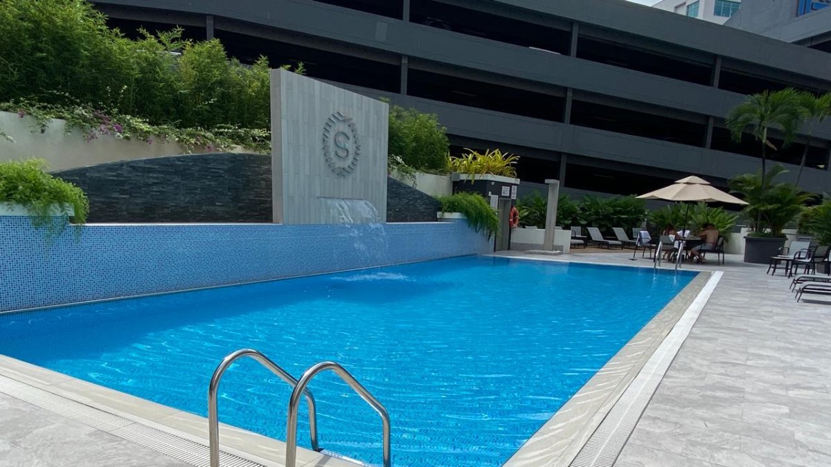 Área de la piscina en el Hotel Sheraton.