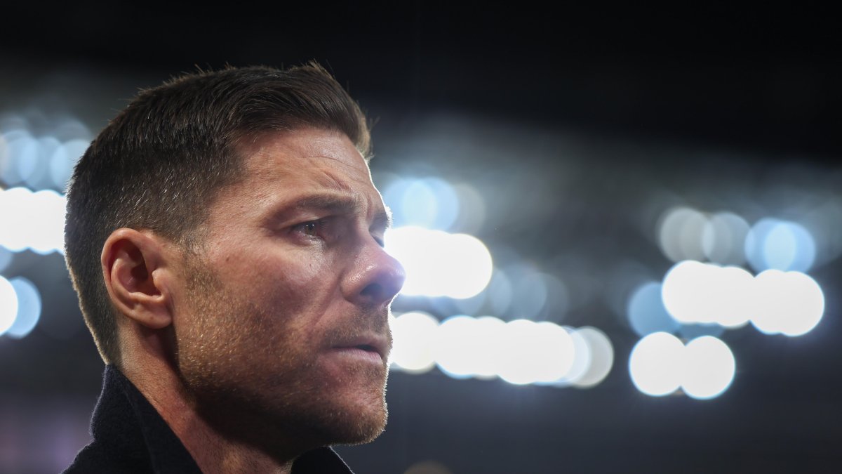 El entrenador del Leverkusen, Xabi Alonso, de cara al partido de fútbol de cuartos de final de la Copa alemana entre Bayer Leverkusen y Stuttgart, del pasado martes 6 de febrero.