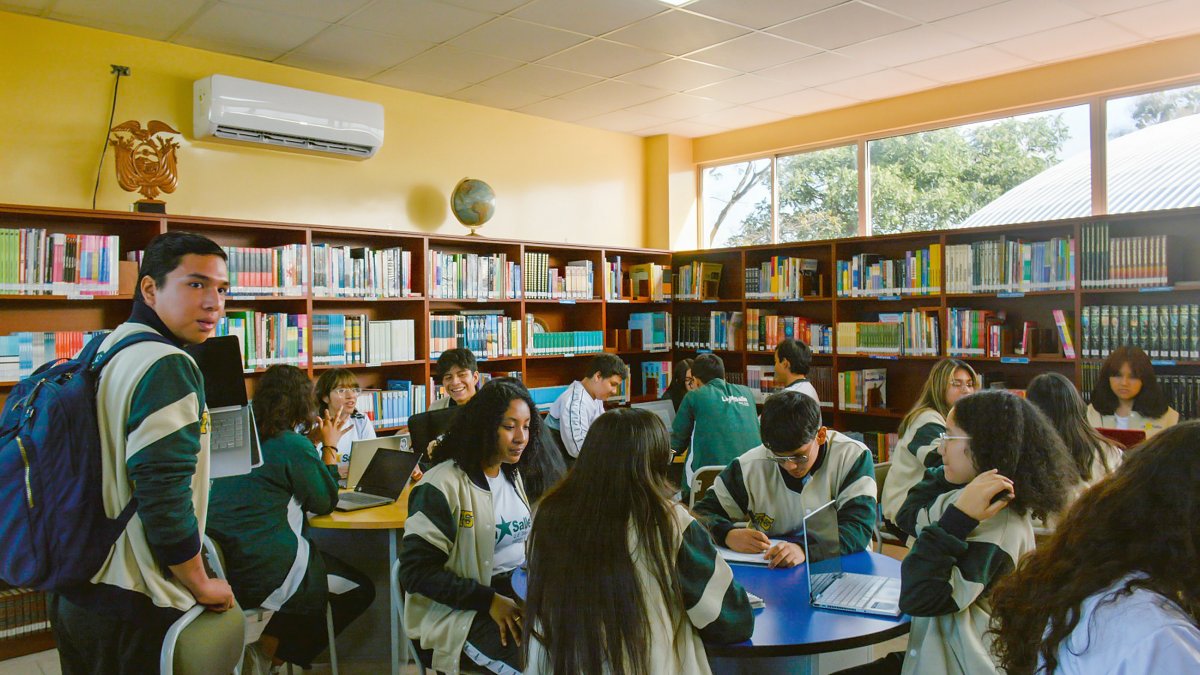 Estudios. Los jóvenes buscan información en distintas universidades para obtener becas o descuentos.