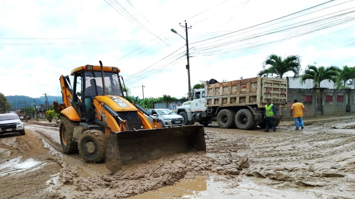 Autoridades y habitantes se unieron para realizar una jornada de limpieza de las calles.