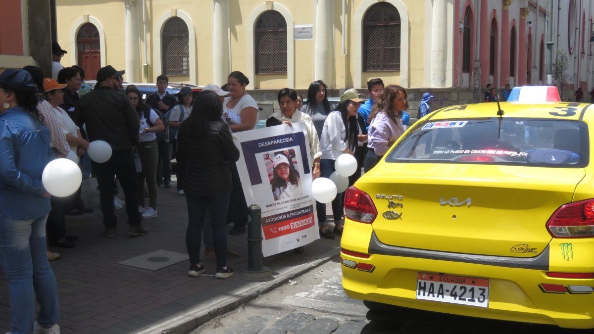 Protesta. Padres y compañeras de Dana realizan plantones.