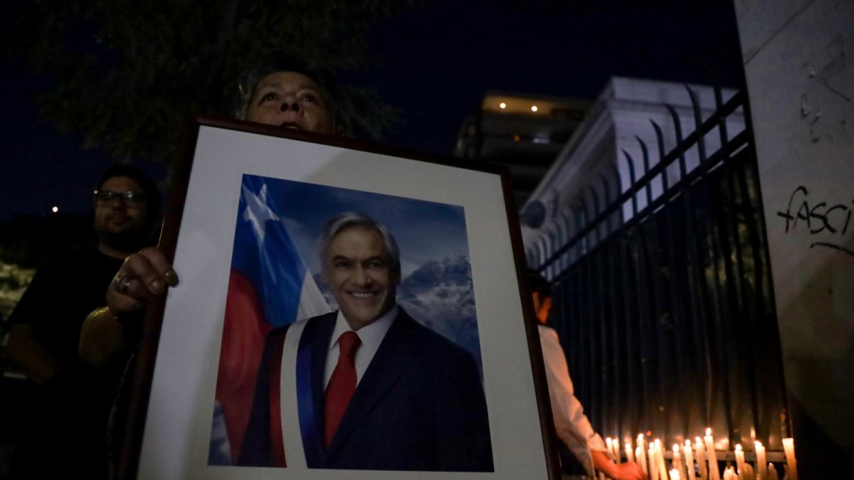 Santiago. Seguidores del expresidente encienden velas en la sede del partido que apoyó a Sebastían Piñera.