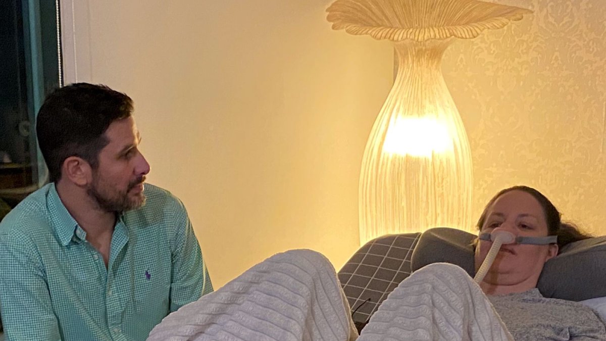 Roldán tiene una discapacidad del 95 % y permanece postrada en una cama en su casa.