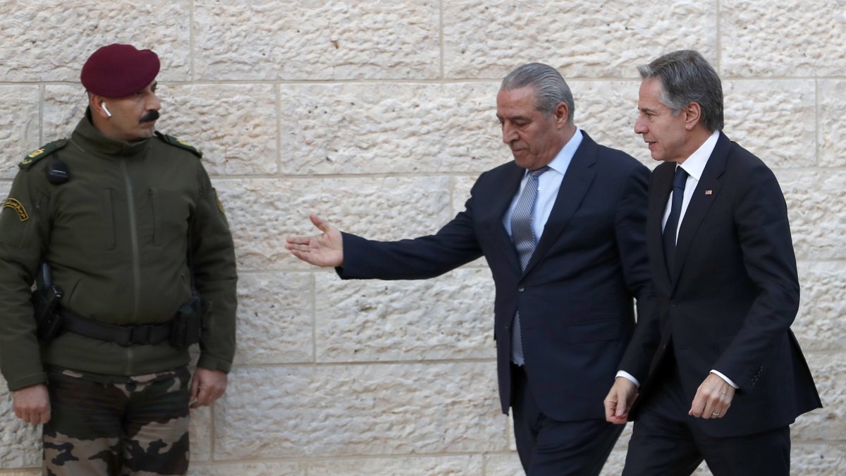 Hussein al-Sheikh (centro), secretario del Comité Ejecutivo de las Organizaciones de Liberación de Palestina, da la bienvenida al secretario de Estado, Antony Blinken.