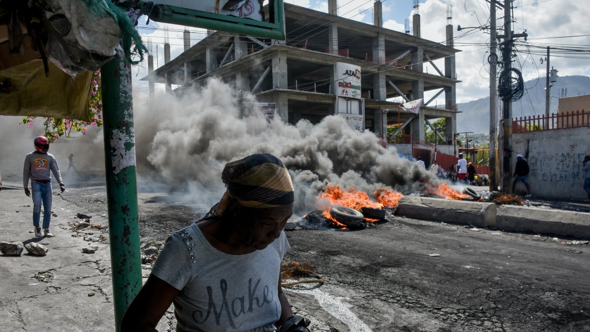 Manifestantes participan de una gran protesta antigubernamental este miércoles 7 de febrero de 2024, en Puerto Príncipe (Haití).