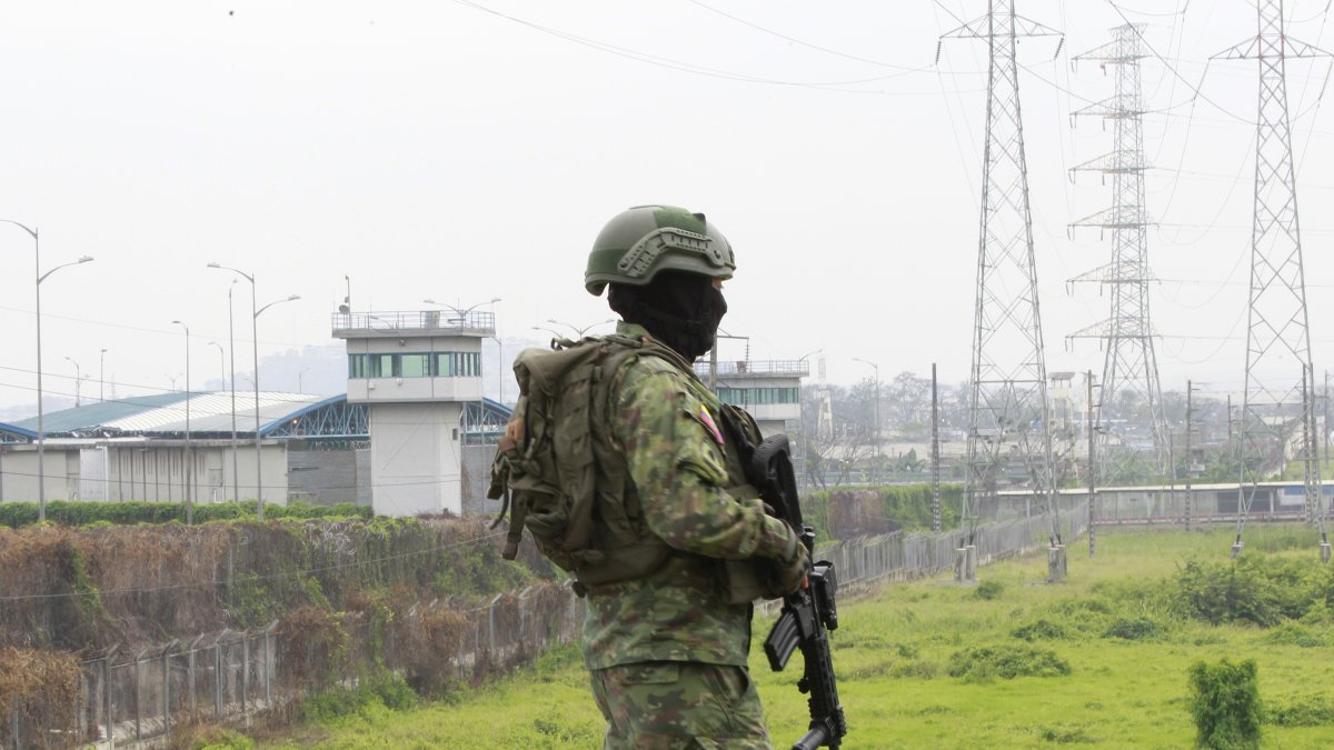 El presidente Daniel Noboa ordeno la militarización del país y toque de queda.